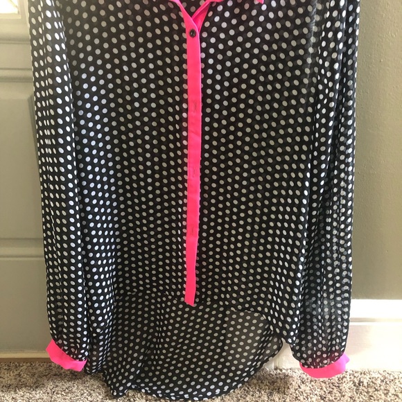 EUC Blk/ White polka dot Blouse Size L .. Hot Pink Collar .. - Picture 3 of 5
